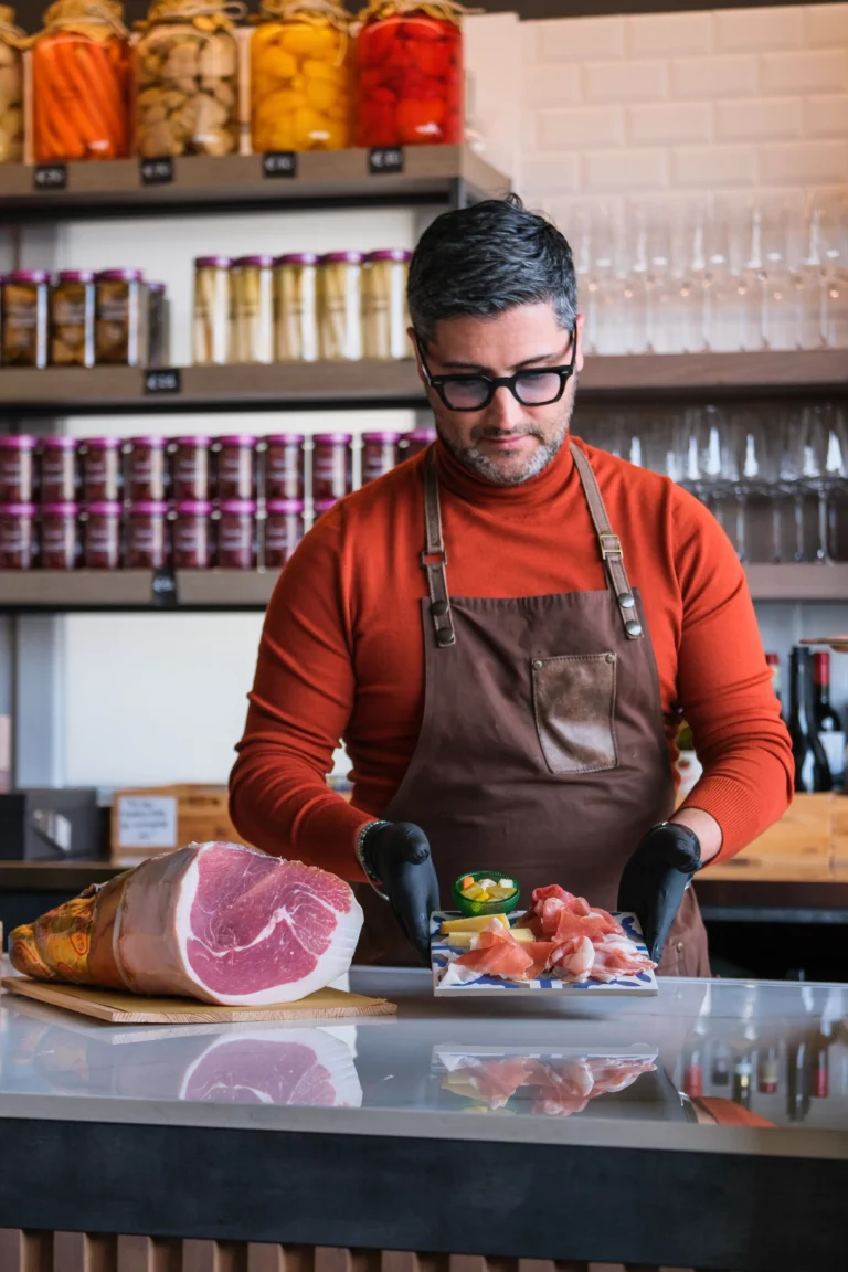 Staff con grembiule che prepara la degustazione – ENOè Vicenza