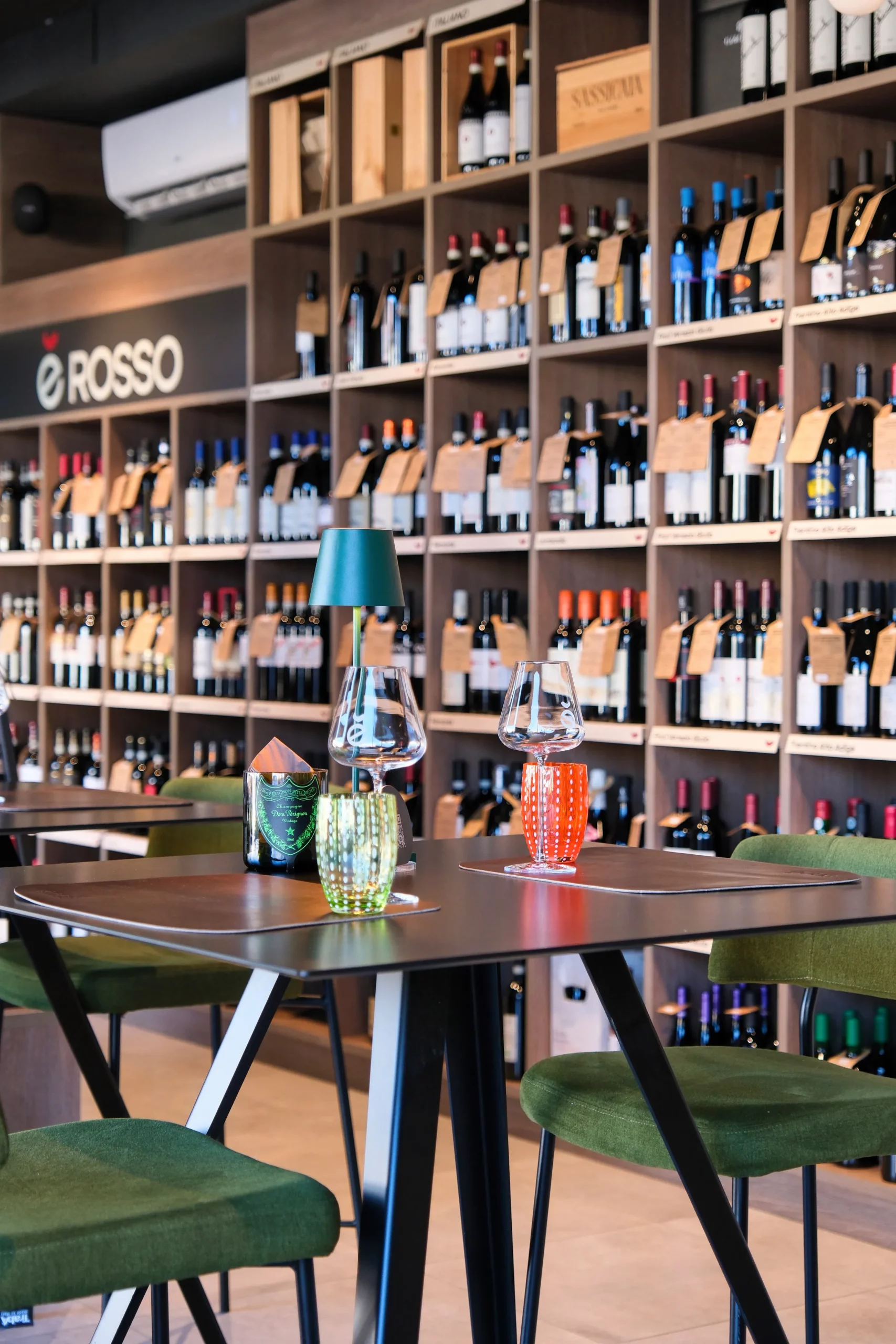 Interni moderni dell’enoteca ENOè a Vicenza con area food