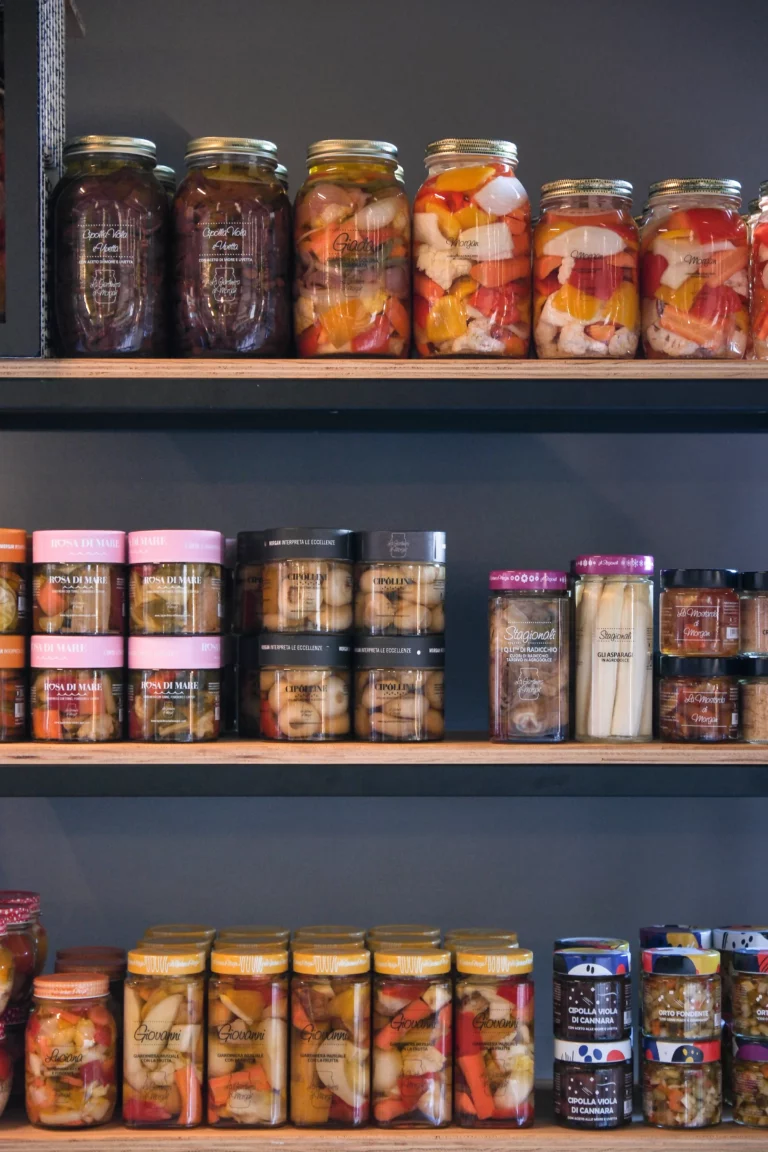 Scaffali con prodotti gastronomici ENOè Vicenza