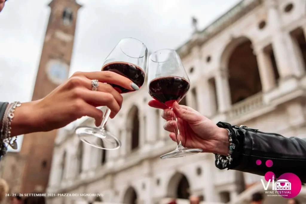 Calici di vino rosso durante degustazione all'evento ViWIne a Vicenza – ENOè Vicenza