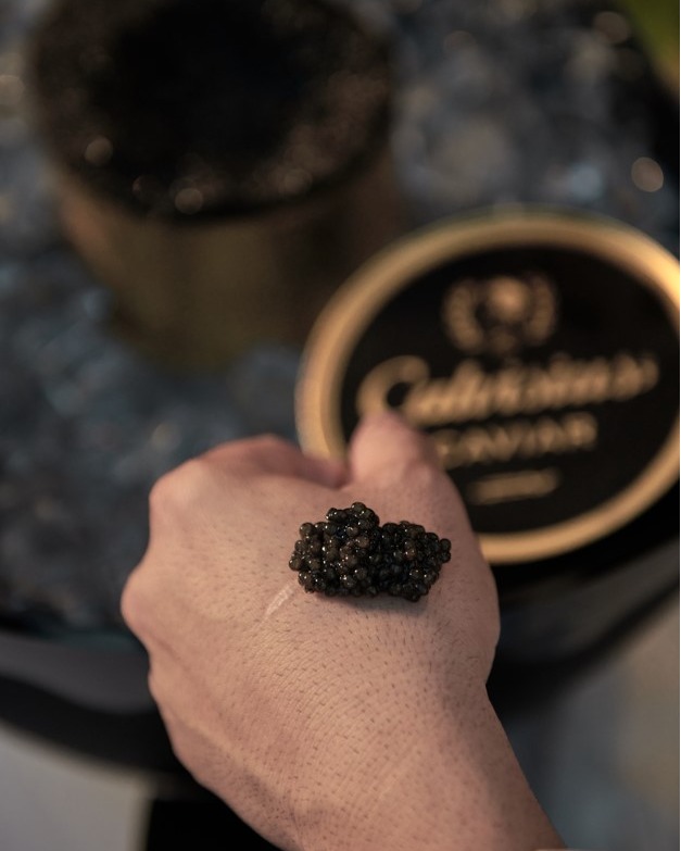 caviale appoggiato sul palmo della mano